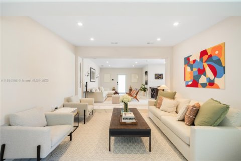 House in Miami, Florida 3 bedrooms, 193.79 sq.m. № 1948051 - photo 13