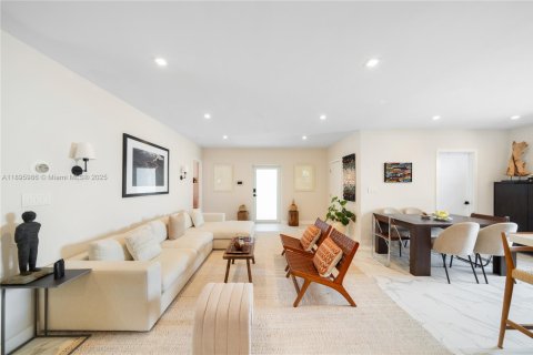 House in Miami, Florida 3 bedrooms, 193.79 sq.m. № 1948051 - photo 21