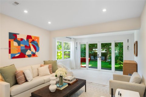 House in Miami, Florida 3 bedrooms, 193.79 sq.m. № 1948051 - photo 25