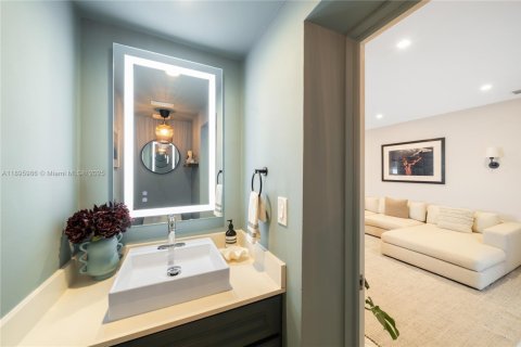 House in Miami, Florida 3 bedrooms, 193.79 sq.m. № 1948051 - photo 23