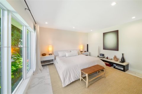 House in Miami, Florida 3 bedrooms, 193.79 sq.m. № 1948051 - photo 26