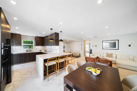 House in Miami, Florida 3 bedrooms, 193.79 sq.m. № 1948051 - photo 7