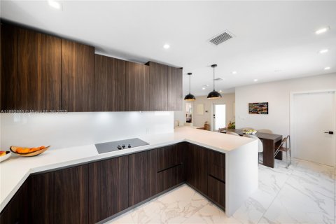 House in Miami, Florida 3 bedrooms, 193.79 sq.m. № 1948051 - photo 6