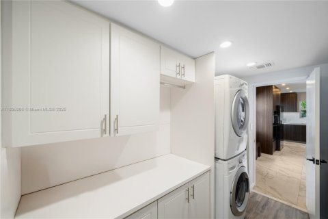 House in Miami, Florida 3 bedrooms, 193.79 sq.m. № 1948051 - photo 30