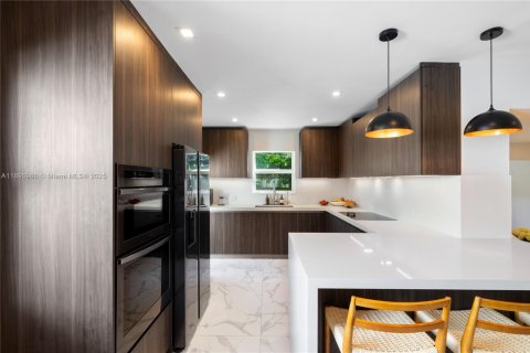 House in Miami, Florida 3 bedrooms, 193.79 sq.m. № 1948051 - photo 22