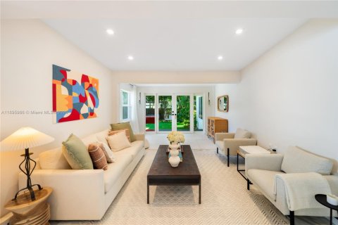 House in Miami, Florida 3 bedrooms, 193.79 sq.m. № 1948051 - photo 24