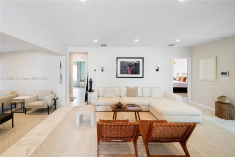 House in Miami, Florida 3 bedrooms, 193.79 sq.m. № 1948051 - photo 3