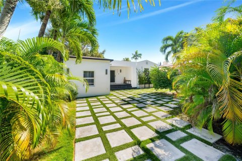 House in Miami, Florida 3 bedrooms, 193.79 sq.m. № 1948051 - photo 2
