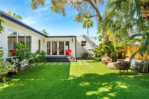 House in Miami, Florida 3 bedrooms, 193.79 sq.m. № 1948051 - photo 11