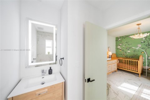 House in Miami, Florida 3 bedrooms, 193.79 sq.m. № 1948051 - photo 19