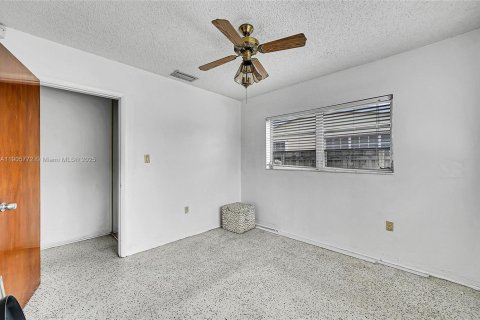Villa ou maison à vendre à Hialeah, Floride: 4 chambres, 162.86 m2 № 1956981 - photo 19