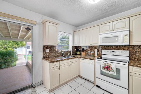 Villa ou maison à vendre à Hialeah, Floride: 4 chambres, 162.86 m2 № 1956981 - photo 13