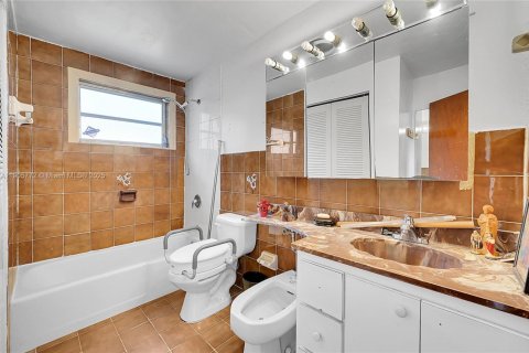 Villa ou maison à vendre à Hialeah, Floride: 4 chambres, 162.86 m2 № 1956981 - photo 24