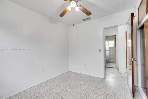 Villa ou maison à vendre à Hialeah, Floride: 4 chambres, 162.86 m2 № 1956981 - photo 15