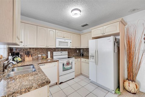 Villa ou maison à vendre à Hialeah, Floride: 4 chambres, 162.86 m2 № 1956981 - photo 12