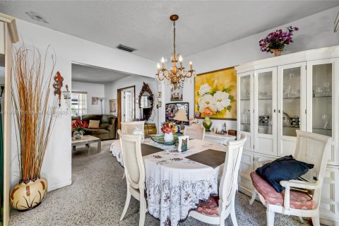 Villa ou maison à vendre à Hialeah, Floride: 4 chambres, 162.86 m2 № 1956981 - photo 9
