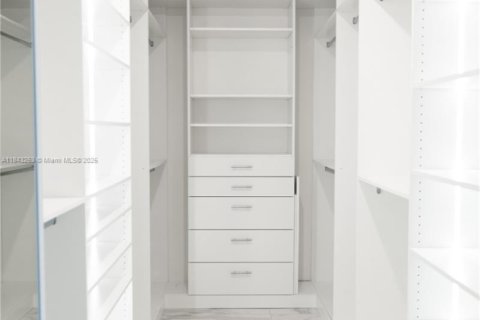 Villa ou maison à vendre à Miami, Floride: 5 chambres, 281.77 m2 № 1836321 - photo 14