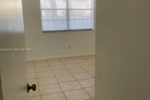 Condominio en alquiler en Doral, Florida, 2 dormitorios, 98.48 m2 № 2054213 - foto 5