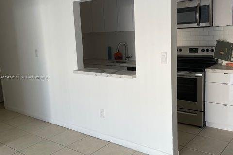 Condominio en alquiler en Doral, Florida, 2 dormitorios, 98.48 m2 № 2054213 - foto 2