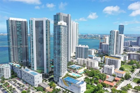 Condo in Miami, Florida, 2 bedrooms  № 1700745 - photo 2