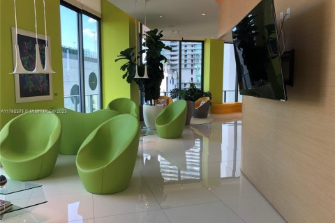 Condo in Miami, Florida, 2 bedrooms  № 1700745 - photo 1