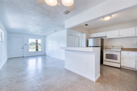 House in Tampa, Florida 3 bedrooms, 91.6 sq.m. № 2156310 - photo 8