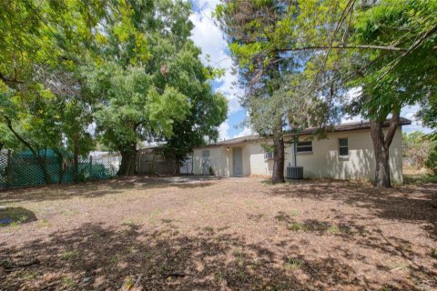 House in Tampa, Florida 3 bedrooms, 91.6 sq.m. № 2156310 - photo 26
