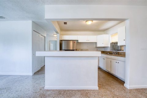 House in Tampa, Florida 3 bedrooms, 91.6 sq.m. № 2156310 - photo 9