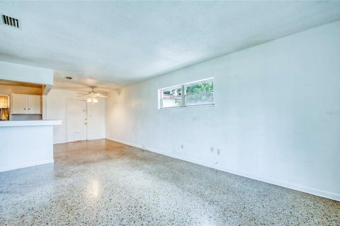 House in Tampa, Florida 3 bedrooms, 91.6 sq.m. № 2156310 - photo 6