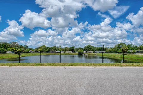 House in Tampa, Florida 3 bedrooms, 91.6 sq.m. № 2156310 - photo 4