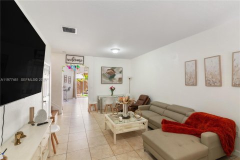 Townhouse in Miami, Florida 4 bedrooms, 163.32 sq.m. № 2041797 - photo 5