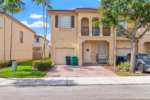 Townhouse in Miami, Florida 4 bedrooms, 163.32 sq.m. № 2041797 - photo 4