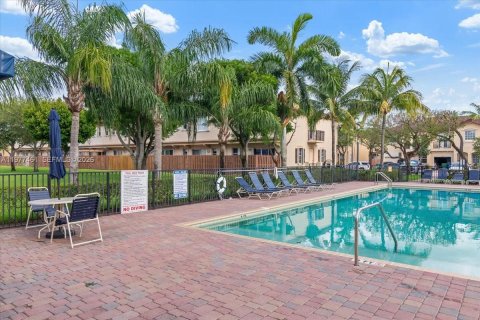 Townhouse in Miami, Florida 4 bedrooms, 163.32 sq.m. № 2041797 - photo 14