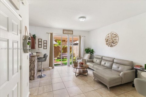 Townhouse in Miami, Florida 4 bedrooms, 163.32 sq.m. № 2041797 - photo 6