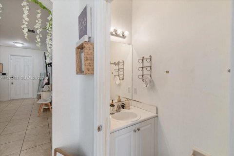 Townhouse in Miami, Florida 4 bedrooms, 163.32 sq.m. № 2041797 - photo 8