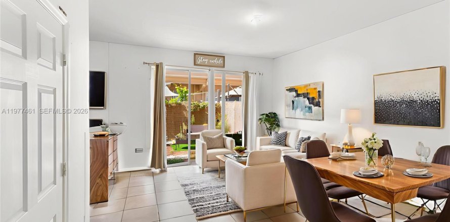Townhouse in Miami, Florida 4 bedrooms, 163.32 sq.m. № 2041797