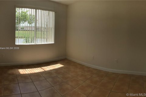 Condo in Hialeah, Florida, 2 bedrooms  № 1944852 - photo 14