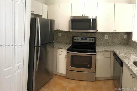Condo in Hialeah, Florida, 2 bedrooms  № 1944852 - photo 8