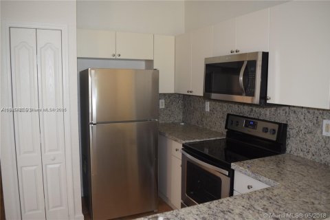 Condo in Hialeah, Florida, 2 bedrooms  № 1944852 - photo 9