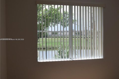 Condo in Hialeah, Florida, 2 bedrooms  № 1944852 - photo 15