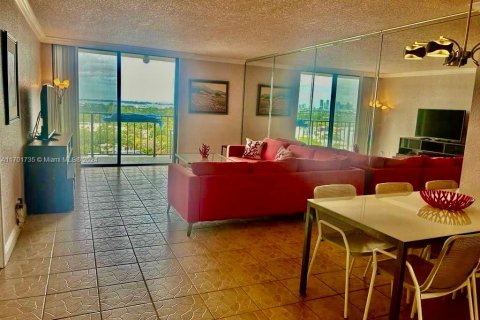 Condominio en alquiler en Miami Beach, Florida, 1 dormitorio, 99.87 m2 № 1858474 - foto 2