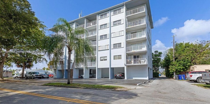 Кондоминиум с 1 спальней в Холливуд, Флорида № 1974458