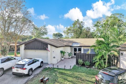 House in Miami, Florida 3 bedrooms, 154.78 sq.m. № 2017795 - photo 4