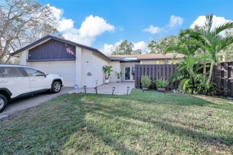 House in Miami, Florida 3 bedrooms, 154.78 sq.m. № 2017795 - photo 13
