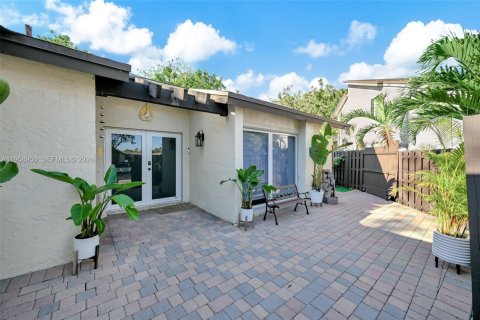 House in Miami, Florida 3 bedrooms, 154.78 sq.m. № 2017795 - photo 28