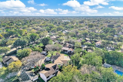 House in Miami, Florida 3 bedrooms, 154.78 sq.m. № 2017795 - photo 7