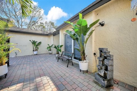 House in Miami, Florida 3 bedrooms, 154.78 sq.m. № 2017795 - photo 30