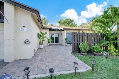 House in Miami, Florida 3 bedrooms, 154.78 sq.m. № 2017795 - photo 15