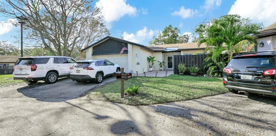 House in Miami, Florida 3 bedrooms, 154.78 sq.m. № 2017795