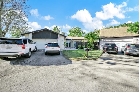 House in Miami, Florida 3 bedrooms, 154.78 sq.m. № 2017795 - photo 12